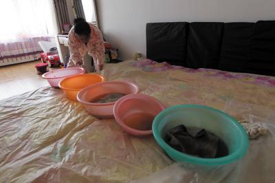 孝感楼上漏水，住户失联，小区没物管，业主维权难！律师来支招……
